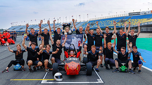 Hinter dem erfolgreichen Auto steht ein engagiertes Team – hier bei der Formula Student Netherlands (FSN) auf dem TT Circuit Assen.